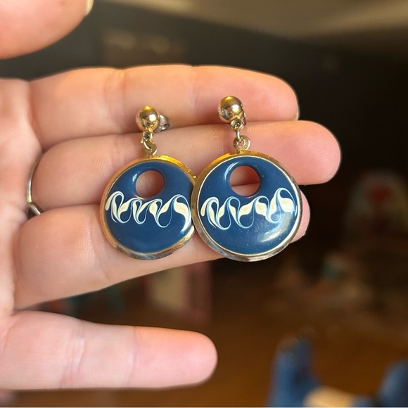 Vintage Navy Enamel Swirl Dangle Earrings Gold Tone Retro Statement Jewelry - Picture 4 of 9